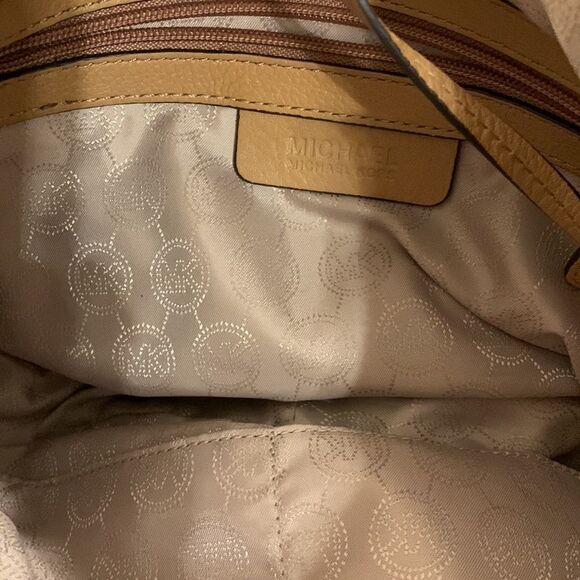 Michael Kors Crossbody or shoulder bag. Camel color - Picture 6 of 10